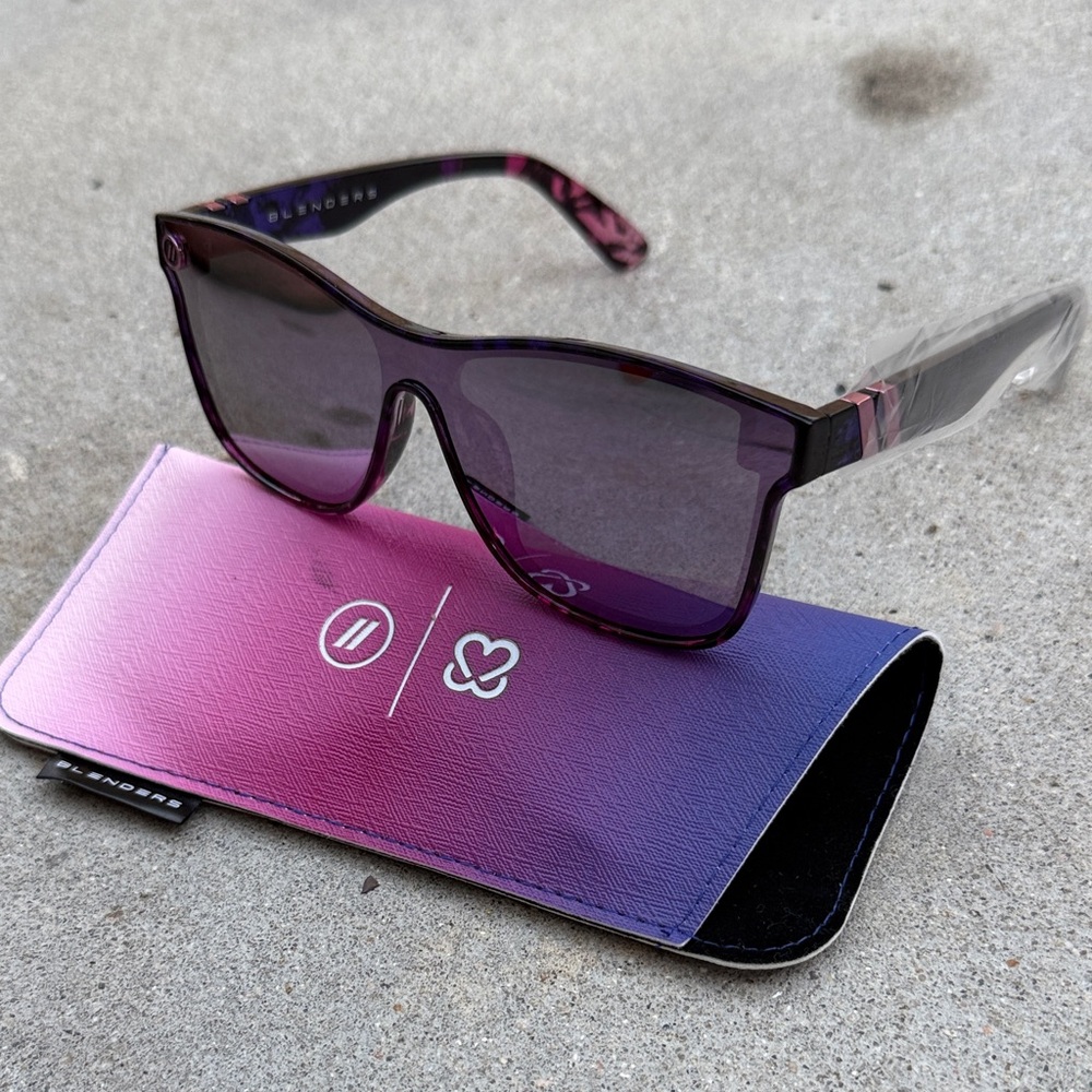 BLENDERS - KEEP A BREAST Sunglasses with Case
